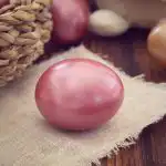 Kuinka tehdä vaaleanpunaisia ​​munia pääsiäiseksi: helmiäisvaikutus, jota kenelläkään ei ole