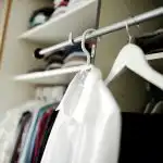 miksi-lajitella-asioita-vaatekaapissasi-kapselivaatekaapin-periaate.jpg